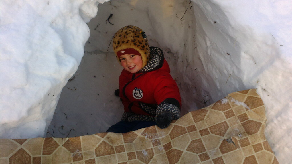 Папа пещерку мне сделал, тут и буду жить. Мне 5-6 лет.