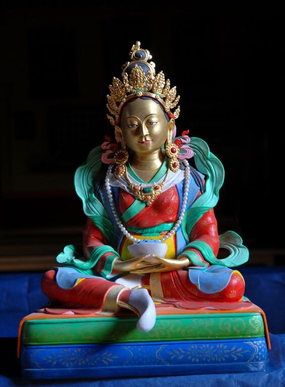 Принцесса Еше Цогьял — имя означает Дакиня Океана. Хороша и божественно спокойна