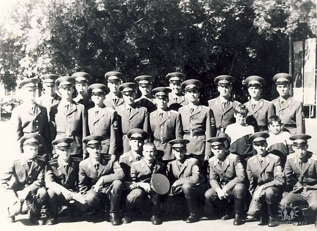 День военной присяги, Тамбовское ВВАИУ, 1989 г. Двое гражданских мальчишек. это мои братья Вовка и Славка, которые тоже приехали на мою присягу))).