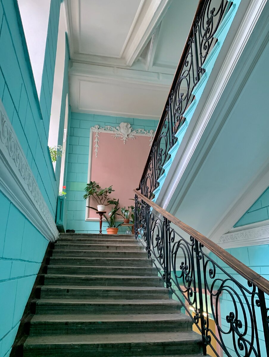 Внутреннее оформление подъезда можно было бы назвать аскетичным, если бы не активная цветовая гамма. Фото автора