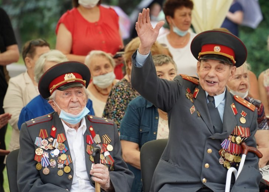 На фото Алексей Филиппович - справа.