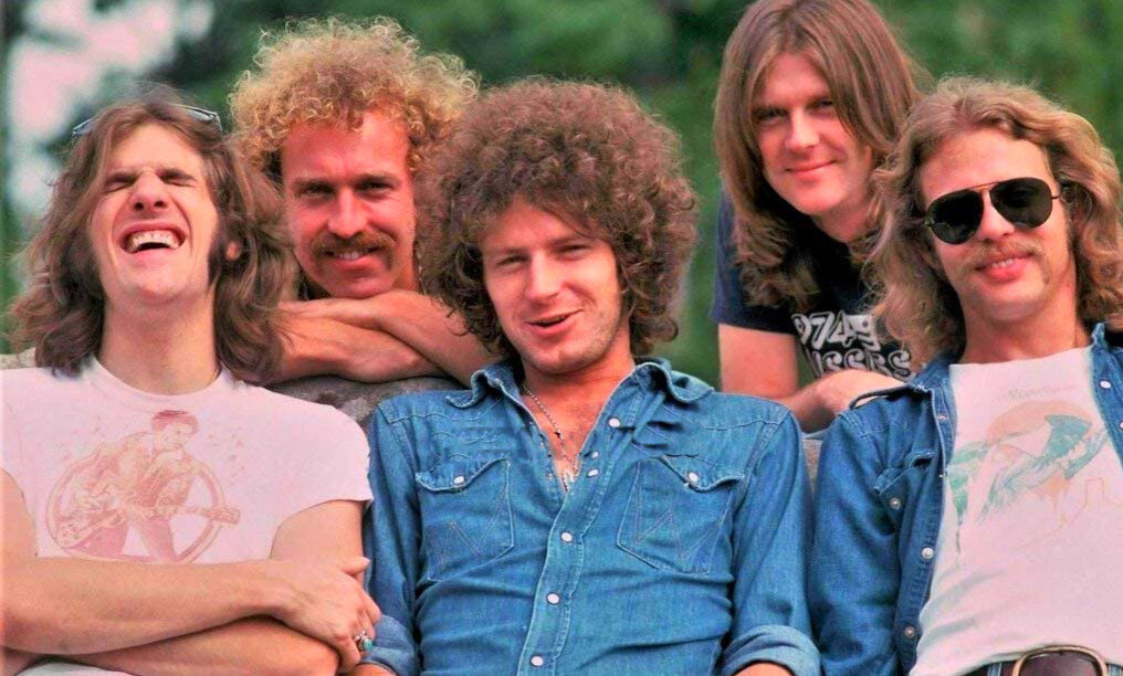 Группа california. Состав группы Иглс в 1976 году. Группа Иглс состав группы. Группа Eagles отель Калифорния. Гр Eagles участники.