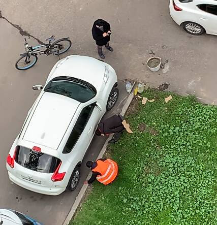 Кадр видео с рабочими "Жилищника". Источник: Facebook / Ирина Абрамова