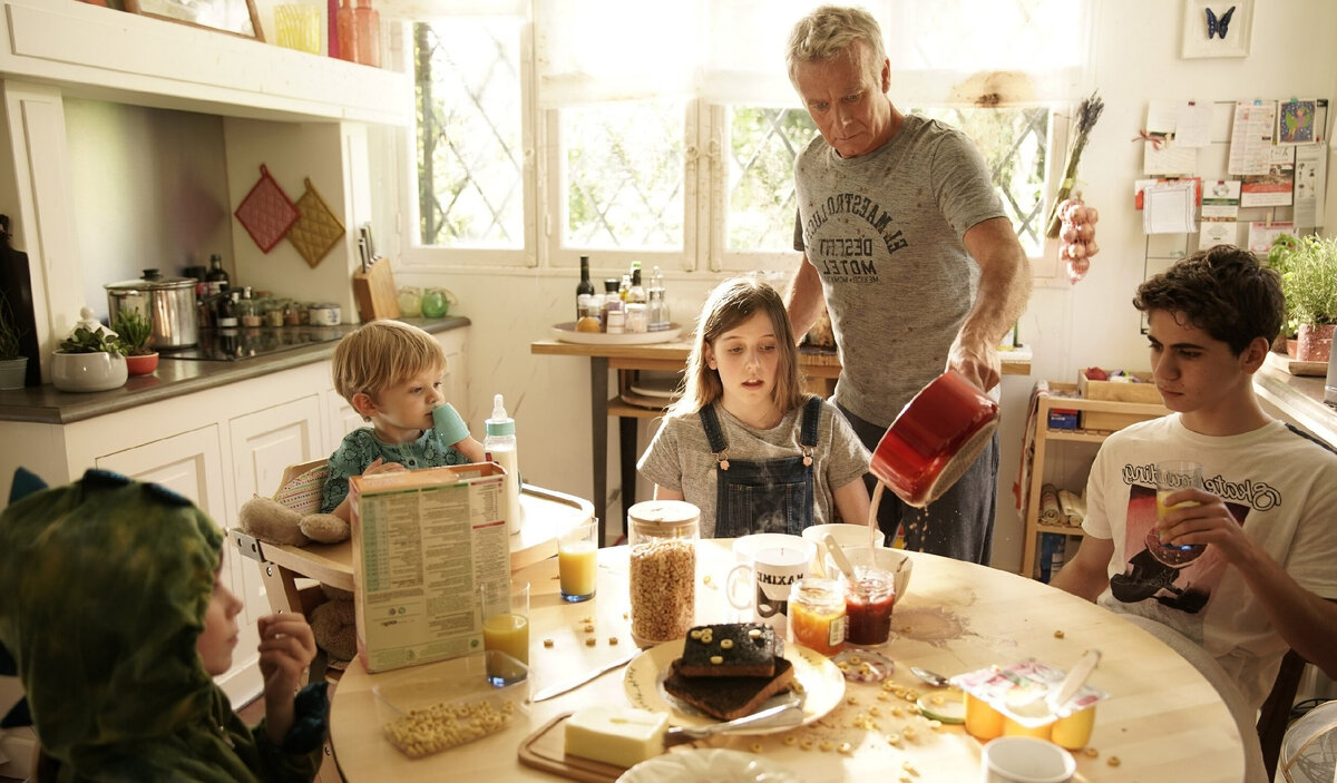 Кадр из свободных источников «Не все дома» (2020)