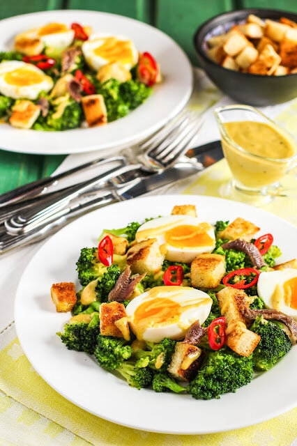 Брокколи - сама по себе очень вкусная, а если ее окружить кусочками хрустящего багета, анчоусами, чили и прекрасным горчичным соусом, получится удивительное сочетание вкусов, собранное в один салат.