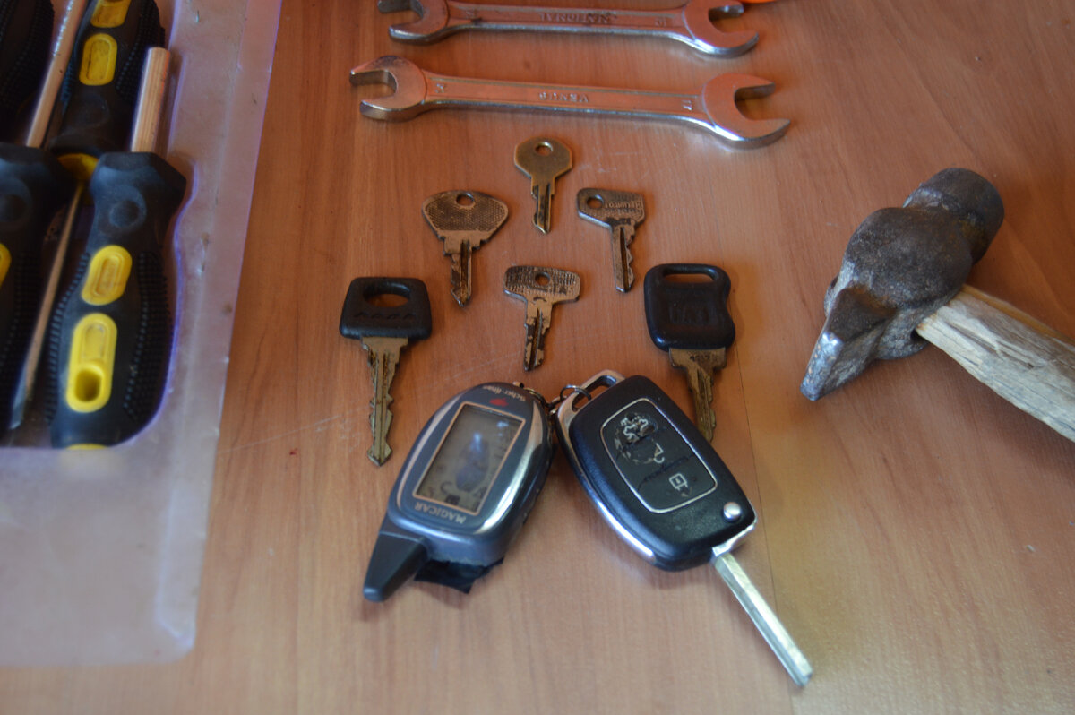 Личное фото. Ключи. Разложены по маркам УАЗ, ВАЗ, ГАЗ, и Hyundai Solaris