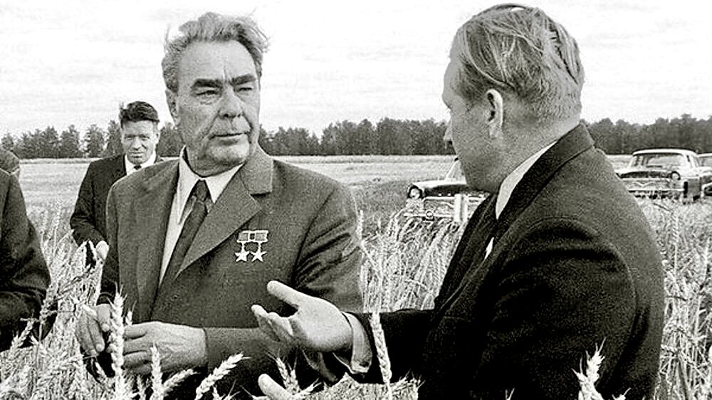 Л.И. Брежнев осматривает поля. Источник фото: yalyubimaya.ru