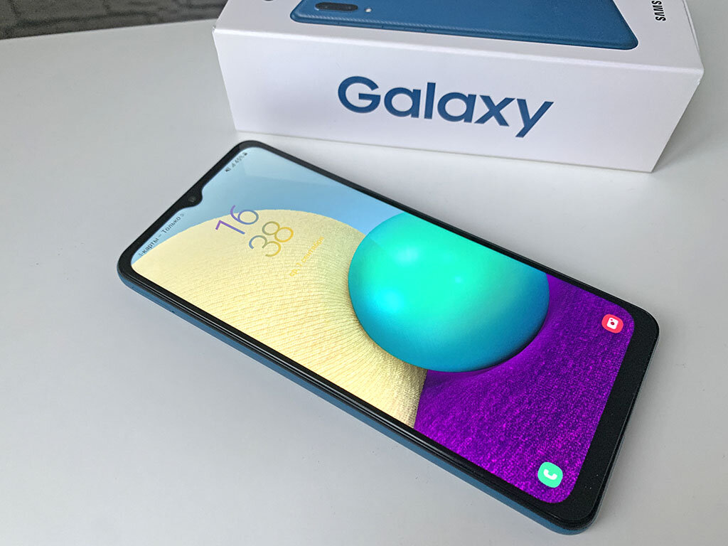 На фото смартфон прошлого года Samsung Galaxy A02