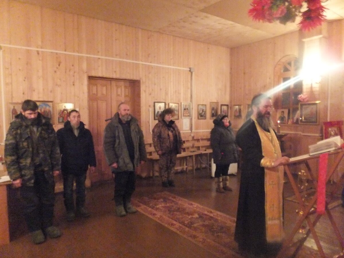 Приходской социально – реабилитационный центр «Благовест» с. Чумикан 2013 – 2016г. Молебен с о.Андреем подопечных  и прихожан в храме. В храме минус 28. Отцу Андрею не холодно. Молится.