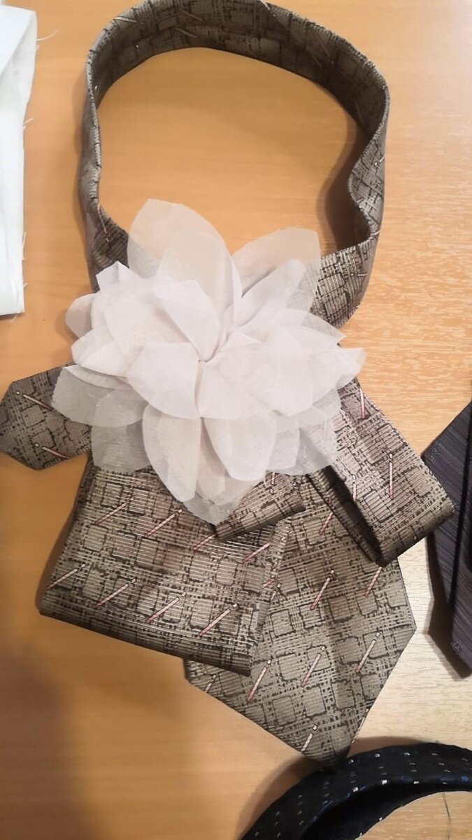 Готовое изделие. Можно сделать из абсолютно любого галстука. Вариант для работы или деловой встречи. Подчеркивает женственность и деловитость.