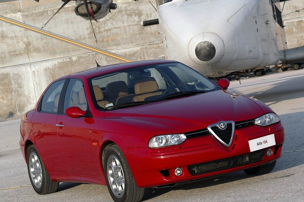 Alfa Romeo 156. Едва появившись, "156-я" привлекла внимание оригинальным решением задней двери, замаскированная ручка которой создала иллюзию, что автомобиль имеет кузов купе. Фото из открытых источников.