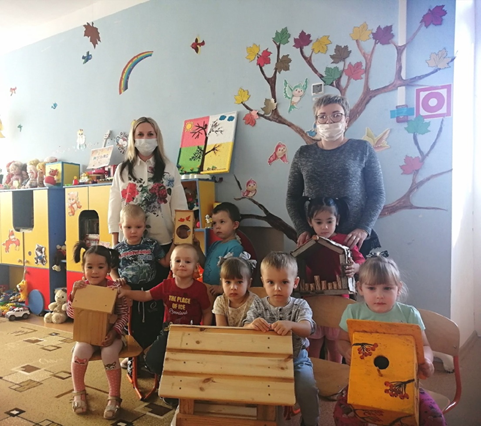    Ежегодно зимой гибнет очень много птиц от голода и холода. Что бы привлечь детей младшей группы «Цыплята» СП ГБОУ СОШ с. Пестравка детского сада «Колосок» к этой проблеме, решено было поучаствовать в природоохранной акции «Синичкин день», проходящей в России 12 ноября.   Этот экологический праздник появился всего лишь несколько лет назад. Но история его происхождения, уходит корнями в далекое прошлое. В народном календаре 12 ноября отмечается как день памяти православного святого Зиновия Синичкина. В этот день мы встречаем первых зимующих птиц, таких как снегирей, свиристелей, синиц и других.  Воспитатели Земскова Т.А. и Уколова О.П. в группе с детьми рассматривали иллюстрации, читали стихи и загадывали загадки о птицах. Играли в дидактические, подвижные и пальчиковые игры. Провели продуктивную деятельность по лепке зёрнышек для птиц и раскраске птичек. Не остались в стороне и родители воспитанников: несколько семей смастерили для птиц кормушки и скворечники. К этому заданию все отнеслись творчески и ответственно. Кормушки получились оригинальными и вместительными. Это и хорошая традиция, приучающая ребенка заботиться о братьях наших меньших, и замечательное творческое занятие. Итогом акции стало развешивание на участке детского сада кормушек. Дети с огромным удовольствием насыпали корм в кормушки, который приготовили заранее, а потом ждали прилета первых птичек. 
  Эта работа приносит ребятам большую радость и удовлетворение. Они понимают, что участвуют не только в интересном, но и в очень полезном деле. У детей развиваются добрые чувства, желание прийти на помощь нашим братьям меньшим. Наши дети – не равнодушные. Необходимо только помочь им понять это, направить их неукротимую детскую энергию в нужное русло.                           
