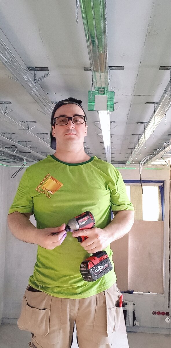 вот он в работе, то что он шире профиля - это очень крутое решение, которое чётче позиционирует его по профилю и лазер лучше вылавливает отклонение от горизонта по линиям мишени