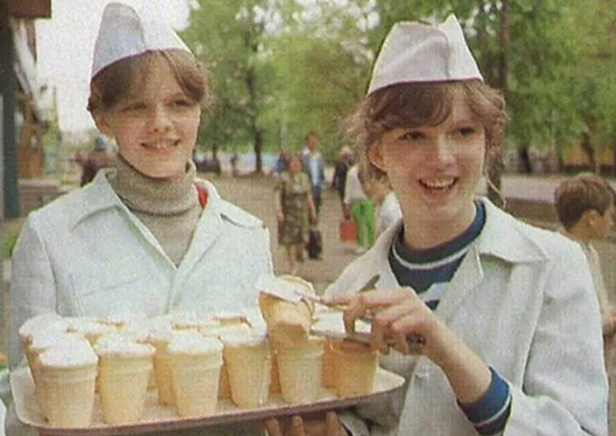 Мороженое советских времен. Мороженое СССР Советский пломбир. Советское мороженое в стаканчике. Советское мороженое в креманках. Мороженое 80-х.