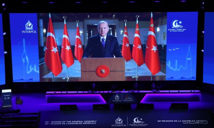 Президент Турции Реджеп Тайип Эрдоган выступает на открытии 89-й генеральной ассамблеи Интерпола в Стамбуле, 23 ноября 2021 года. Фотография: Агентство Anadolu / Getty Images