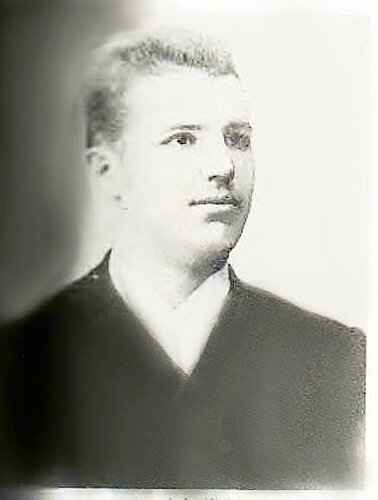33 летний Алоис (отец Адольфа). Фюрер уничтожил почти все его фотографии, поэтому в хорошем качестве их не найти