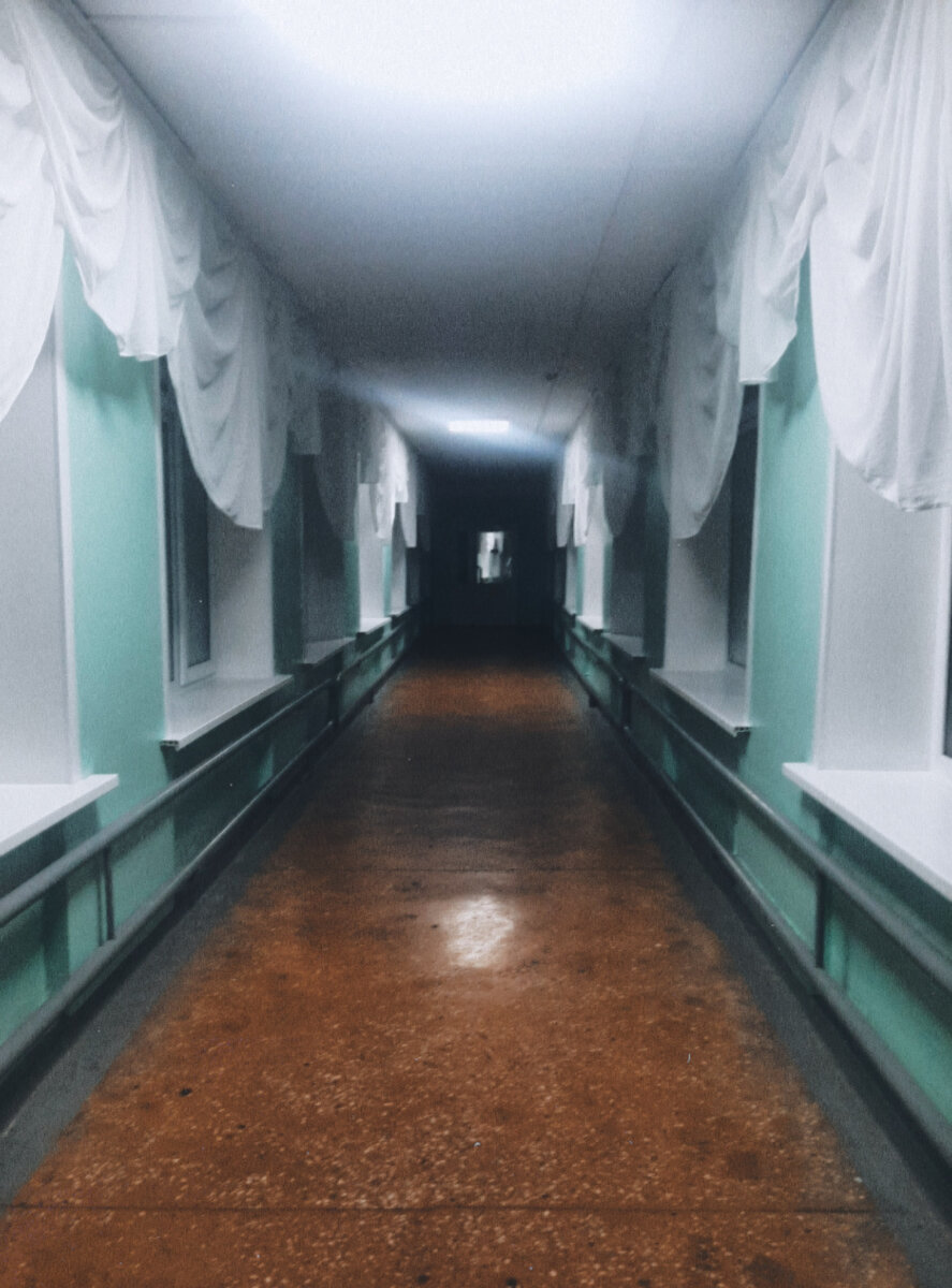 Больница у нас хорошая, чистая. Чего не скажешь о питерской. По этим длинным коридорам когда-то ходила за едой для отделения. Это была часть трудотерапии.