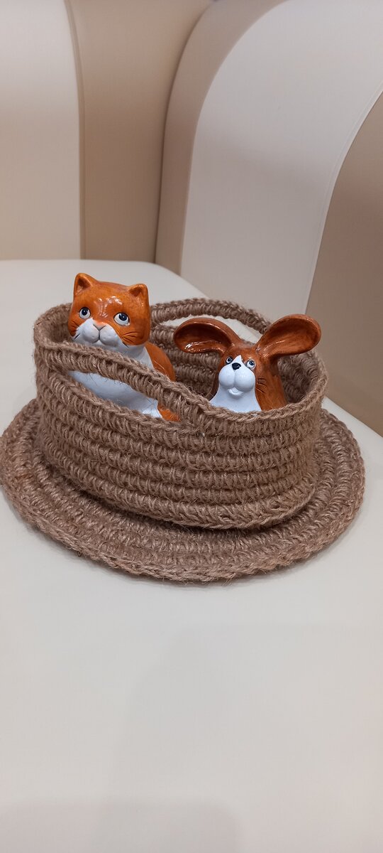 Корзинка с ушками на подставке для горячего