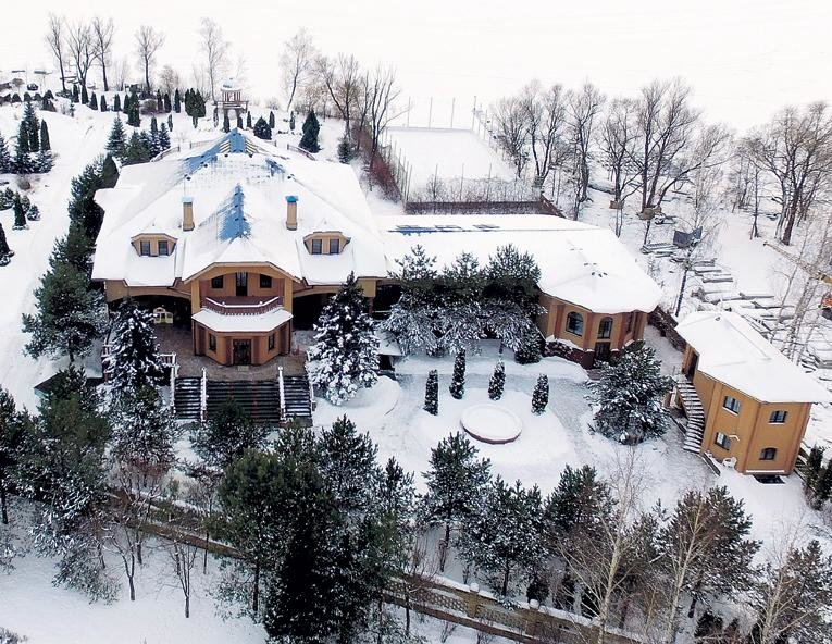 Как выглядят дома и квартиры звезд: фото замка Пугачевой, дворца Киркорова и новостройки Бузовой