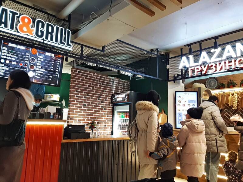 Формат гастропарка, чем-то напоминает фудкорт пришедший из крупных ТЦ.