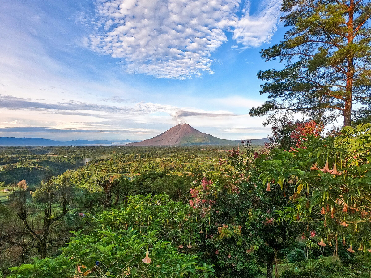 Вулкан Синабунг. Вид с холма Gundaling - популярного места отдыха жителей Берастаги