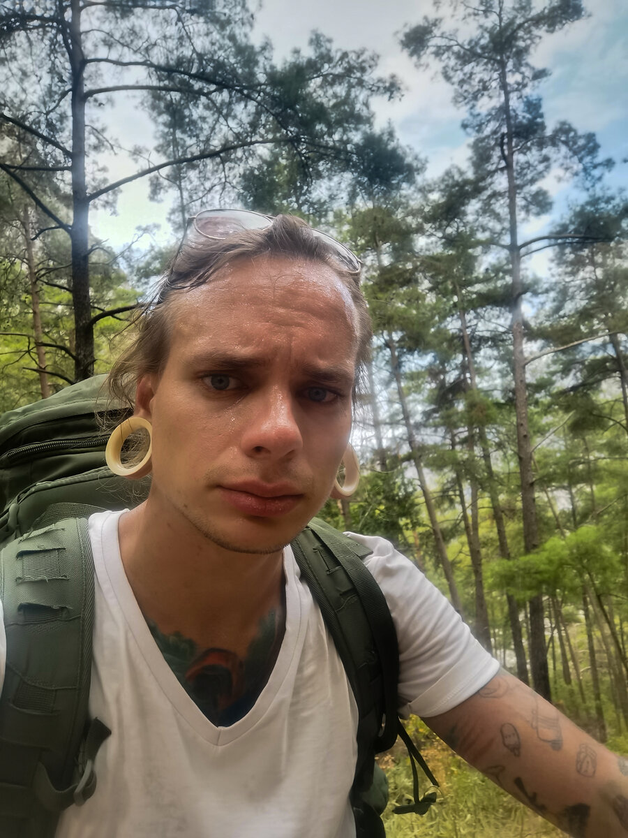 Мне очень тяжело, в пути уже около 8 часов 