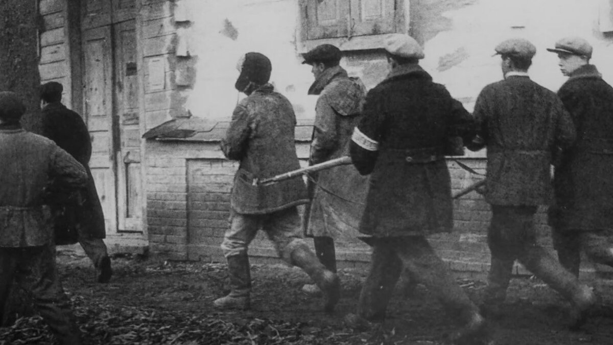 Они носили белые повязки с надписью "Polizei", то есть "полиция". В русском языке это слово трансформировалось в пренебрежительное "полицай". 