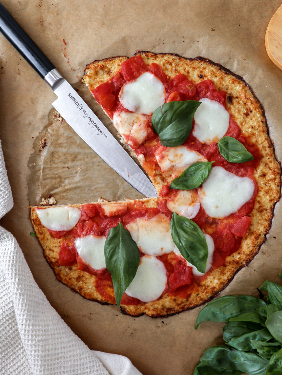 Пицца с коржом из цветной капусты (рецепт ниже)