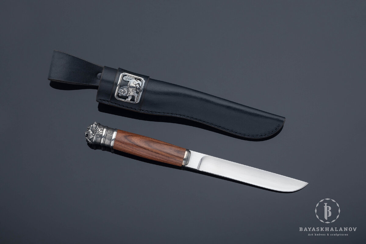 Автор: Жигжит Баясхаланов. Охотничий нож "Арсалан" (с бурятского "Лев").
Материалы: сталь D2, палисандр, бронза с гальваническим серебрением, натуральная кожа. По поводу приобретения можете написать на почту info@zhigzhit.com