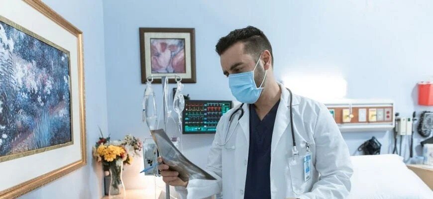 Врач исследует анализы, moe-online.ru