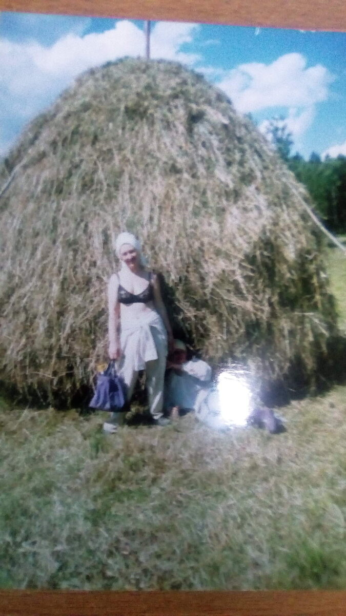 Я с сестрой на сенокосе