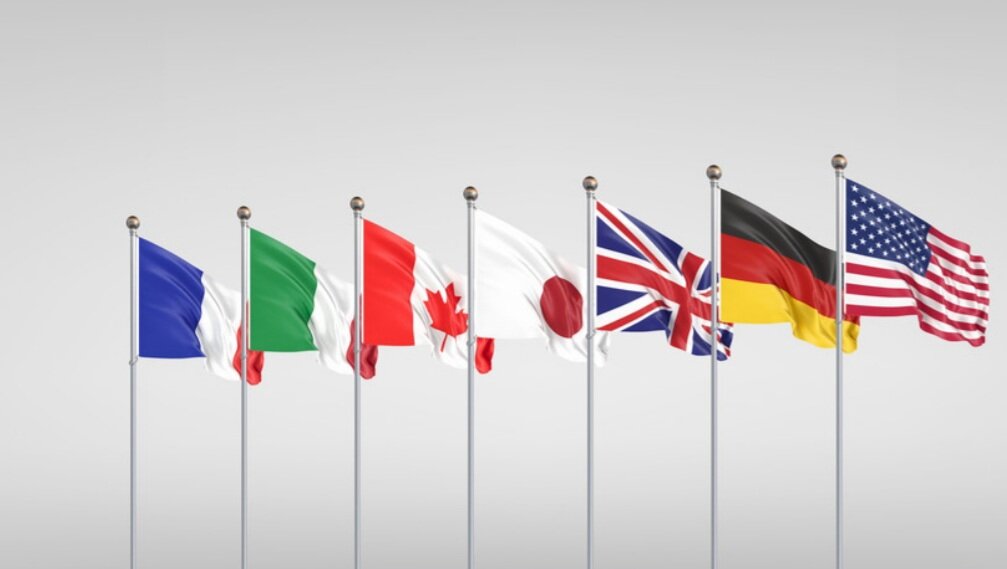 Страны G7 планируют создать на этой неделе трансатлантическую рабочую группу для наблюдения за выполнением финансовых санкций против России.Об этом сообщает ТАСС со ссылкой на совместное заявление членов объединения, распространённое Елисейским дворцом.«Мы обязуемся создать на этой неделе трансатлантическую рабочую группу, которая должна гарантировать эффективное осуществление финансовых санкций», — говорится в документе.В нём указывается, что с этой целью будут проведены «инвентаризация и замораживание авуаров физических лиц и предприятий, которые подверглись санкциям в странах G7».27 февраля в кабмине ФРГ по итогам переговоров западных лидеров заявили, что подпавшие под санкции международного сообщества российские банки, а при необходимости и другие кредитные организации из России будут исключены из международной системы SWIFT.