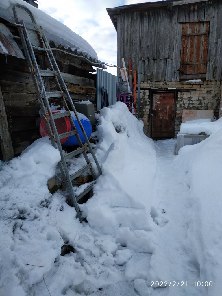 Я решила отгрести снег от соседей, а то солнышко туда не попадаем совсем и лежать он будет долго, если ему не помочь.