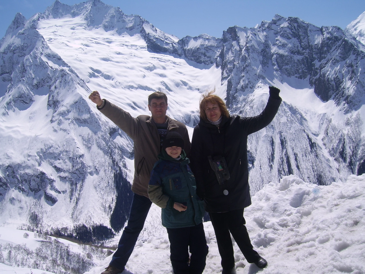 В дни школьных каникул мы с друзьями решили совершить двухнедельное путешествие в Кисловодск и его окрестности. Путь наш лежал по трассе Дон-4. Первая остановка была возле Ростова.