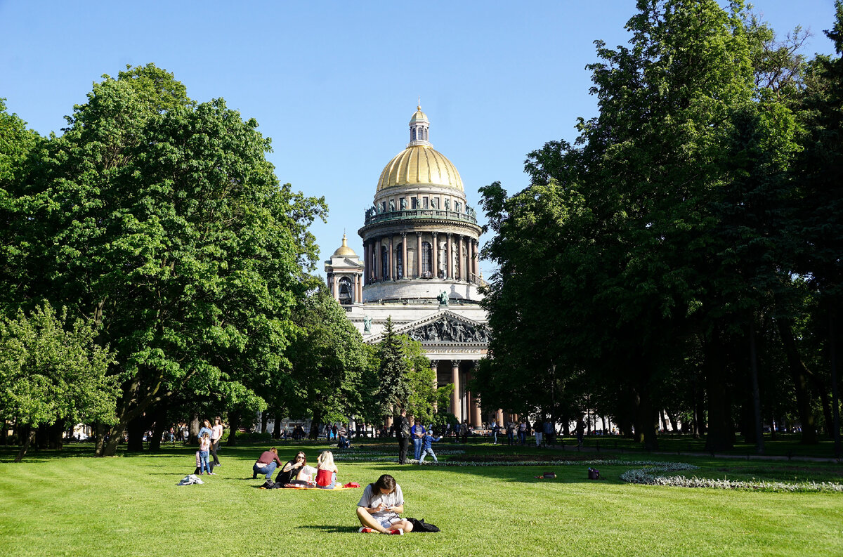Сенатская площадь. Отдых на зеленой лужайке... Фото автора.