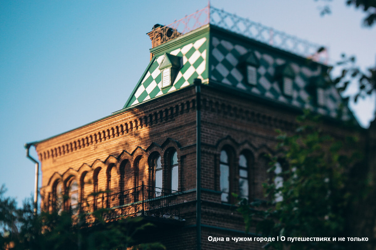 С именем Марии Железновой и связана легенда о некой "белой даме" - привидении, которое якобы поселилось здесь, и периодически с тех пор является в районе усадьбы.