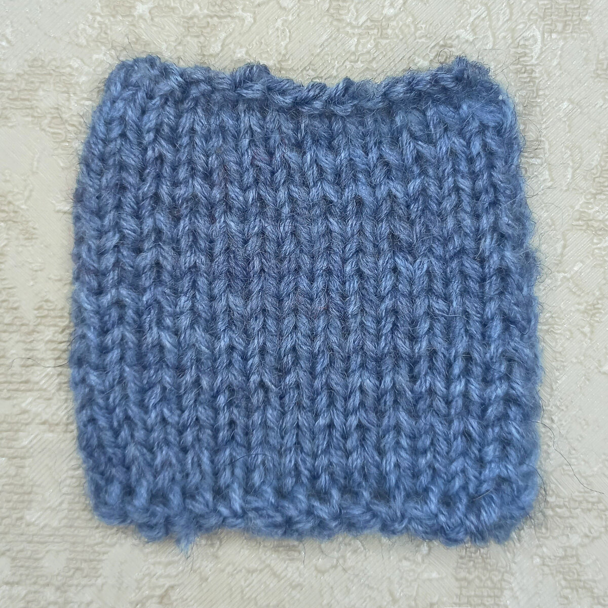 Лицевая сторона образца лицевой гладью связанного «классическим» способом за переднюю стенку петли.