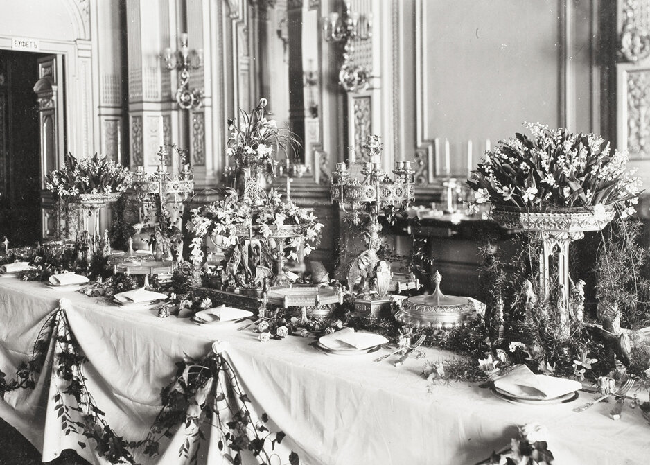 Сервиз Кельхов на выставке в доме фон Дервиза. Фото 1902 года, Википедия