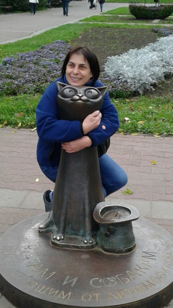 🐈 КОШКИ-ЦЕЛИТЕЛИ 
Кошки действительно являются домашними «целителями», способными находить и лечить больные места своего хозяина. Они ложатся на больное место, мурлычут, согревают его своим теплом, заставляя отступать боль. В серьезной ситуации мурка может по нескольку часов не отходить от больного хозяина.

Известно множество историй о том, как кошки спасали людей от сердечного приступа и гипертонического криза. Полезно гладить кошек при болезнях желудочно-кишечного тракта и мочеполовой системы. Они способны снять усталость, стресс, мигрень, понизить давление, нормализовать пульс.

🐈 Чёрные кошки забирают у человека вдвое больше отрицательной энергии, чем кошки других цветов. Белые кошки – самые лучшие лекари.

Кошачье мурлыканье, исполняемое на частоте 4 - 16 герц, положительно отражается на иммунитете, ускоряет заживление ран, укрепляет кости.

Персидские кошки способны облегчать боли в суставах и симптомы остеохондроза.

🐈 Кошки способны выступать и в роли «иглотерапевта», забираясь на хозяина и топчась по нему выпущенными коготками. Если кошка часто ложится на голову своего хозяина, значит у него гипертония или склонность к головным болям, а если она ложится на левую лопатку или плечо, значит у него проблемы с сердцем.

Кошка ложится на поясницу, если «чувствует» проблемы с почками, на ноги, если хозяин страдает пониженным давлением или частыми простудами.

⏩ Присоединяйтесь, с нами интересно https://t.me/micelline_nizar