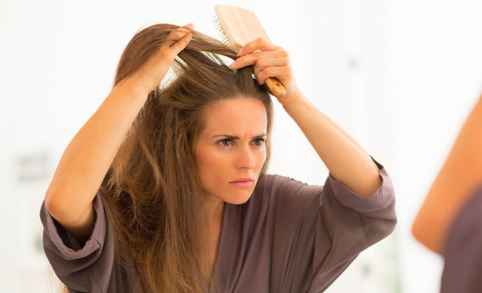 Как избавиться от ломкости волос: причины и лечение