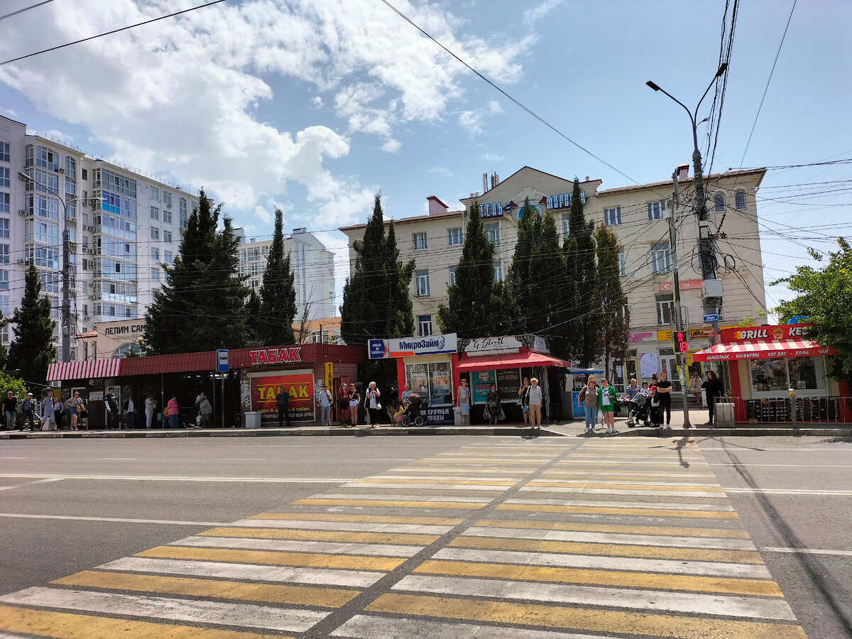 Пусть снесут половину шалманов на остановках. Очень всё неудобно наставили, люди толкаются на узких проходах. Также ларьки часто закрывают обзор.