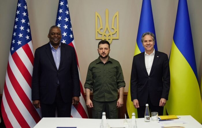 Президент Украины Владимир Зеленский встретился с делегацией, в которую входили госсекретарь США Энтони Блинкен и министр обороны США Ллойд Остин, 24 апреля 2022 года в Киеве, Украина. (Фото пресс-службы президента Украины через Getty Images)