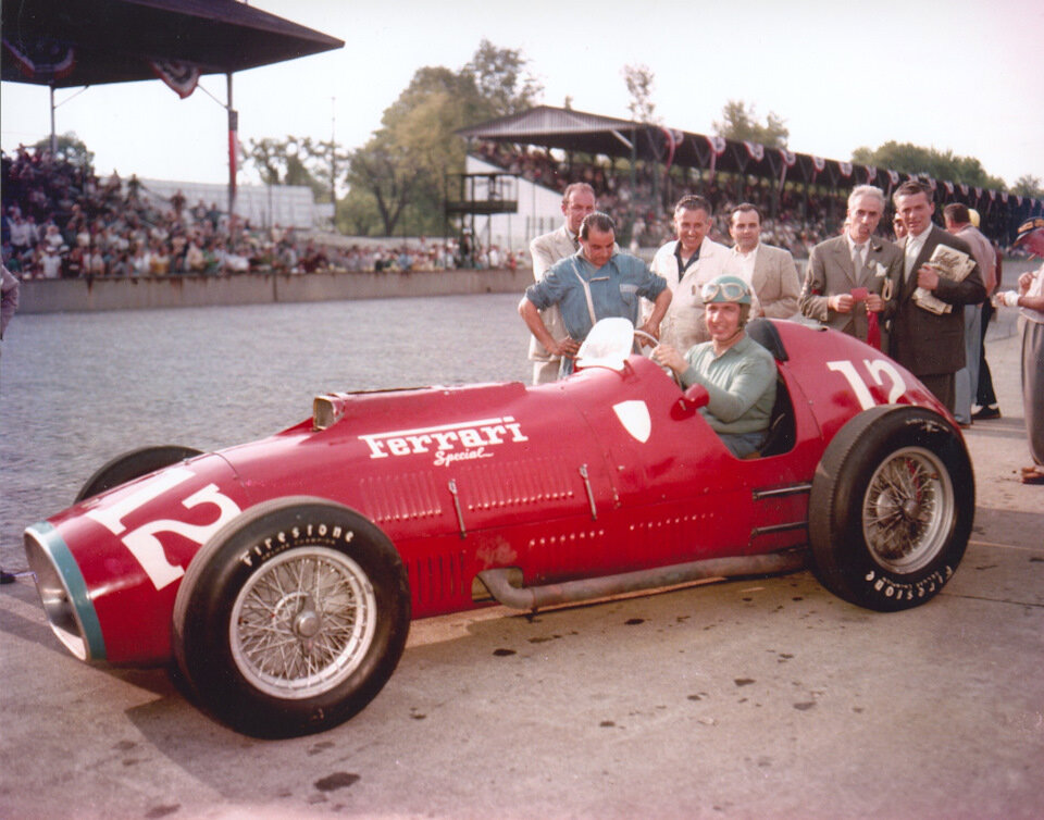 Альберто Аскари за рулём Ferrari Special (модернизированной 375-й) перед «Инди-500» ’52