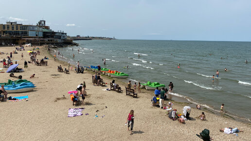 Набережная Каспийского моря в Дагестане. Пляж в Каспийске, где купаются дети. Рыбаки на камнях