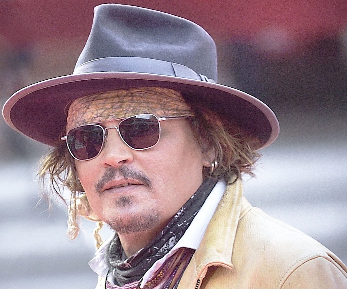     Джонни Деппа заметили на свидании с симпатичной девушкой в Италии: фото папарацци