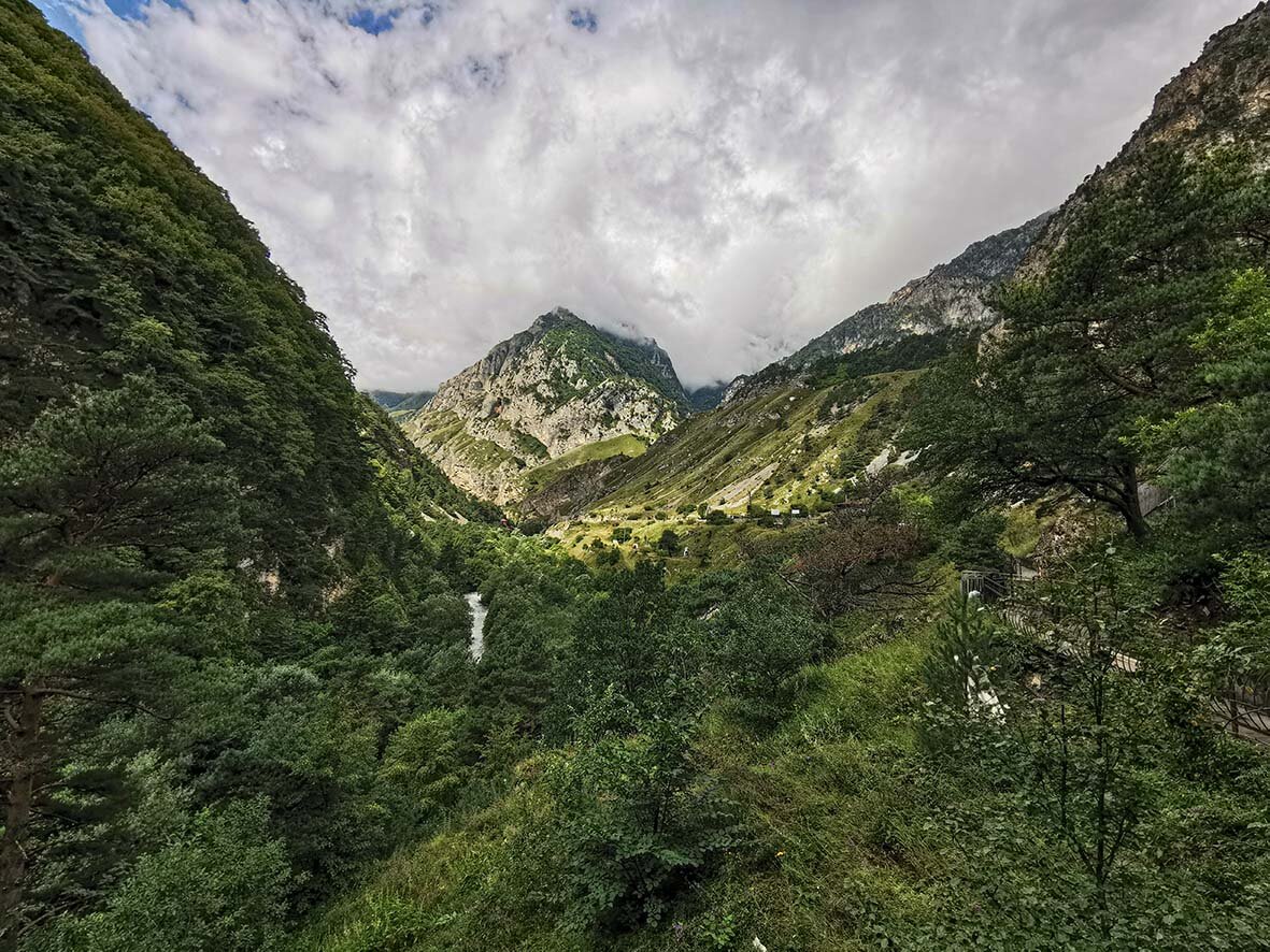 Вид с "Тропы Чудес" в Северной Осетии. Все фото автора. Листайте галерею