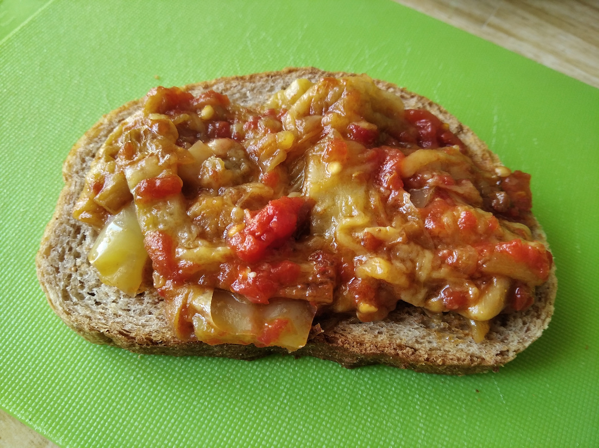 Не удержалась и тут же навернула с хлебом)