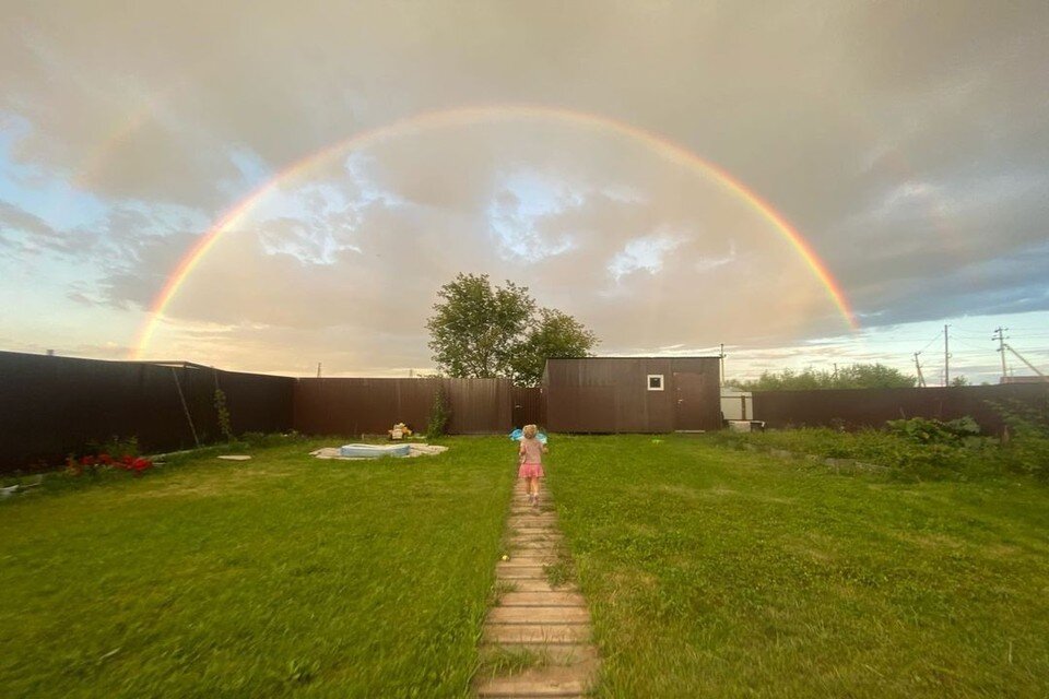     В Новосибирской области после дождя в небе образовалась огромная радуга. Фото: Дарья Самсонова
