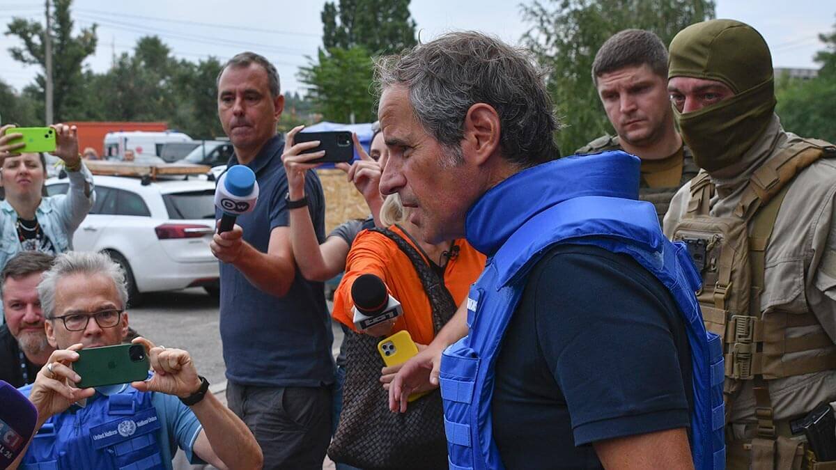 Не было у немцев из "Дойче велле" другого времени, чтобы опросить Гросси