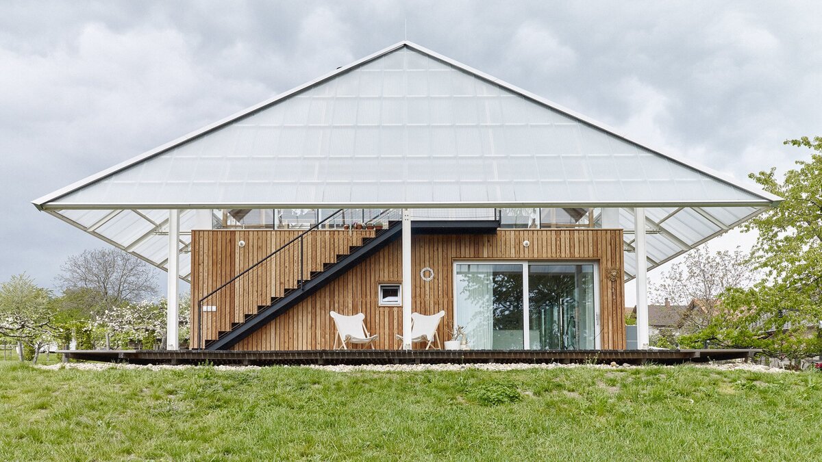 Источник изображения - https://static.dezeen.com/uploads/2020/05/david-kazicky-greenhouse-house-chlum-u-horice-v-odkrkonosi-czech-republic-_dezeen_2364_hero_7.jpg